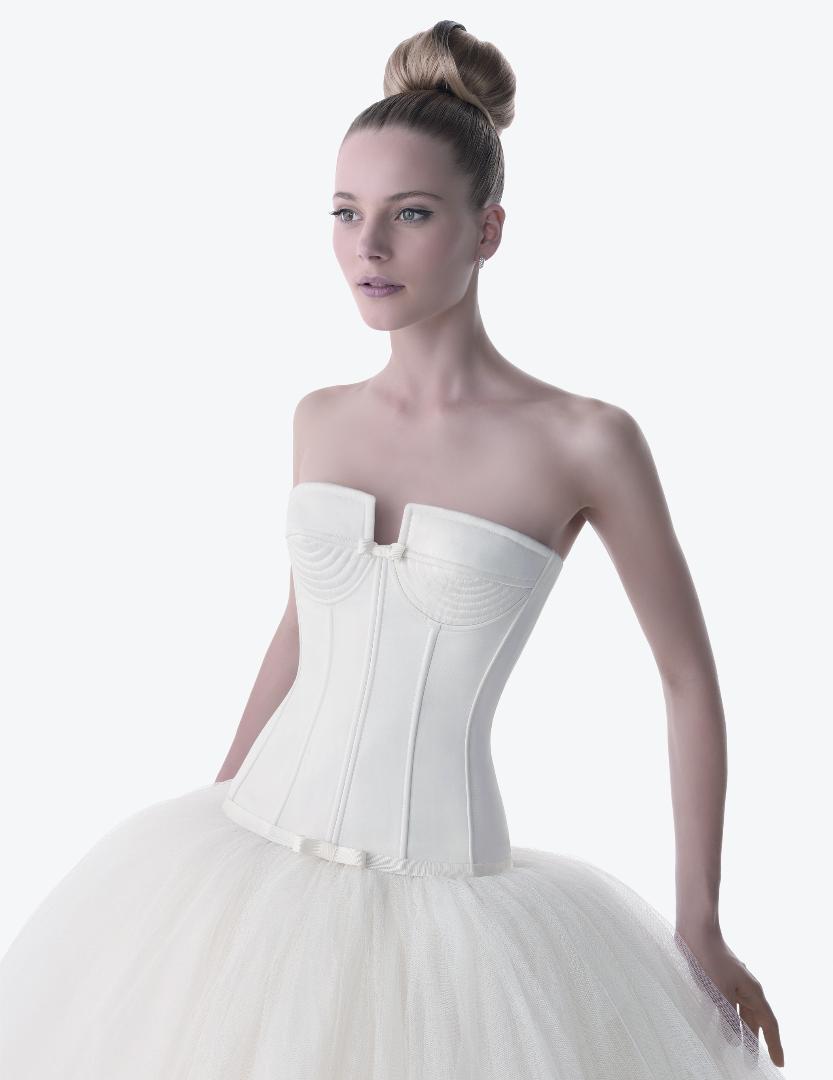 Rosa Clara 2011 collection is innovative and defiant Her 2011 bridal 