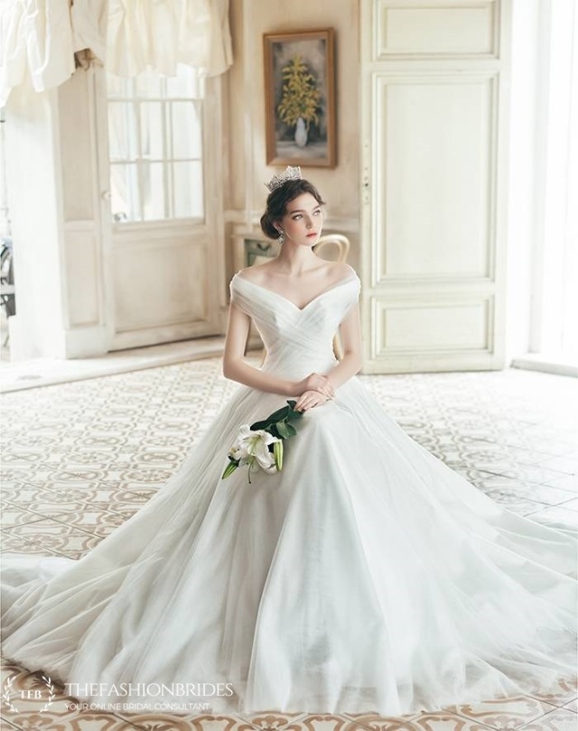 https://fashionbride.files.wordpress.com/2019/02/clara-wedding-2019-spring-bridal-collection-54.jpg?w=640